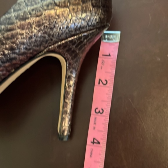 Vince Camuto Woman’s Snake Heels Size 8 1/2 - Picture 7 of 7
